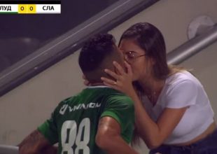 Πανηγύριζε φιλώντας την κοπέλα του στην εξέδρα, αλλά ο διαιτητής του ακύρωνε το γκολ! (vid)