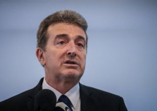 Ο Χρυσοχοΐδης διώχνει την αστυνομία από τα γήπεδα