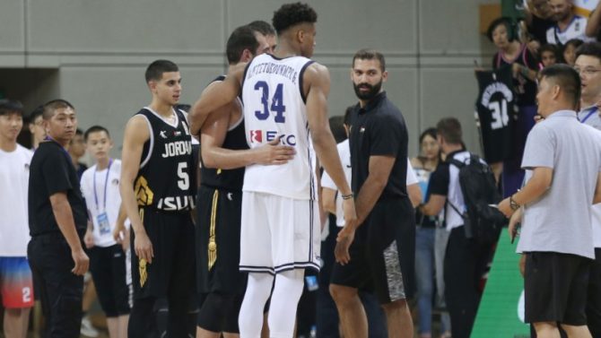 Οι Ιορδανοί ζήτησαν φωτογραφίες και αυτόγραφα από τον Αντετοκούνμπο Οι Ιορδανοί ζήτησαν φωτογραφίες και αυτόγραφα από τον Αντετοκούνμπο