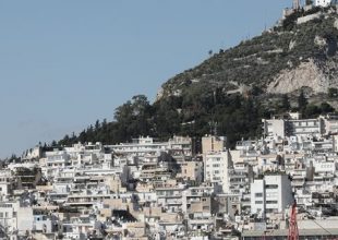 Άνδρας έπεσε από τον Λυκαβηττό, τραυματισμένος οδηγείται στο ασθενοφόρο