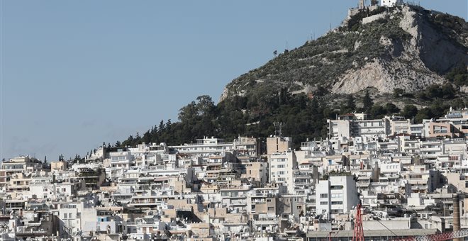 Άνδρας έπεσε από τον Λυκαβηττό, τραυματισμένος οδηγείται στο ασθενοφόρο