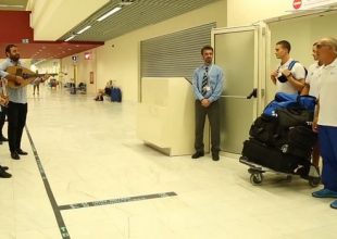 Κολύμβηση: Υποδοχή με μαντινάδες στον Παπαστάμο