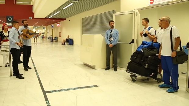 Κολύμβηση: Υποδοχή με μαντινάδες στον Παπαστάμο