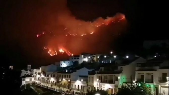 Χιλιάδες άνθρωποι απομακρύνθηκαν λόγω της φωτιάς στα Κανάρια Νησιά