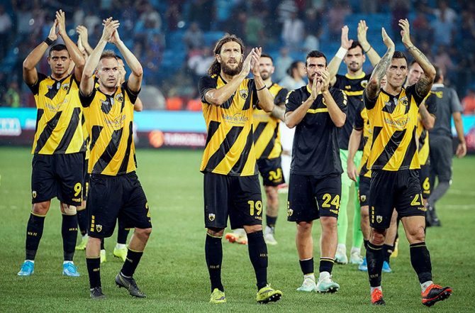 Κωστένογλου σε παίκτες: «Η ΑΕΚ είναι αυτή που είδαμε σήμερα!»