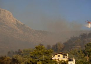 Φωτιά στον Υμηττό: Υποψίες εμπρησμού – Κανένα ενεργό μέτωπο λέει η Πυροσβεστική