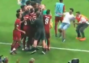 Λίβερπουλ: Ο Αντριάν τραυματίστηκε από τάκλιν οπαδού στους πανηγυρισμούς!