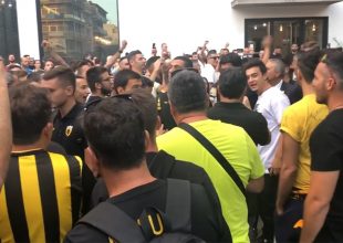 «Σεισμός» από συνθήματα στην αναχώρηση της ΑΕΚ! (VIDEO)