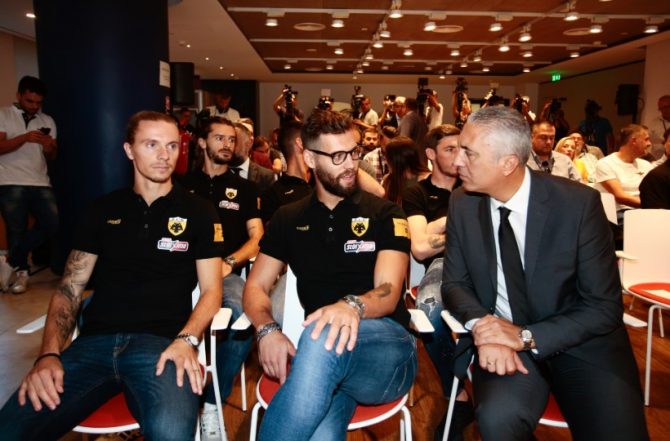 Χουλτ: «Αισθανόμαστε όλοι πιο χαρούμενοι με τον Κωστένογλου»