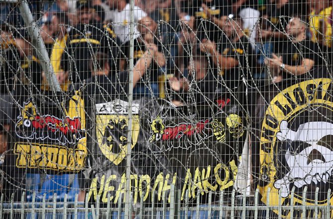 Μεμονωμένα ο κόσμος της ΑΕΚ στην Τρίπολη