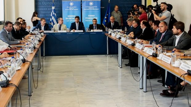 Nova: “Να απεμπλακεί η τηλεοπτική μετάδοση από τη λειτουργία του VAR”