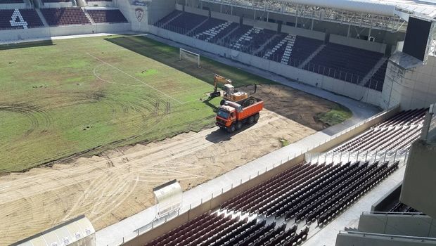 Εικόνες από την αλλαγή χλοοτάπητα στο AEL FC Arena