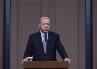 Προκλήσεις και ειρωνείες Ερντογάν: Στην Ελλάδα φτάνουν 100 άνθρωποι κι εμείς έχουμε 4.000.000