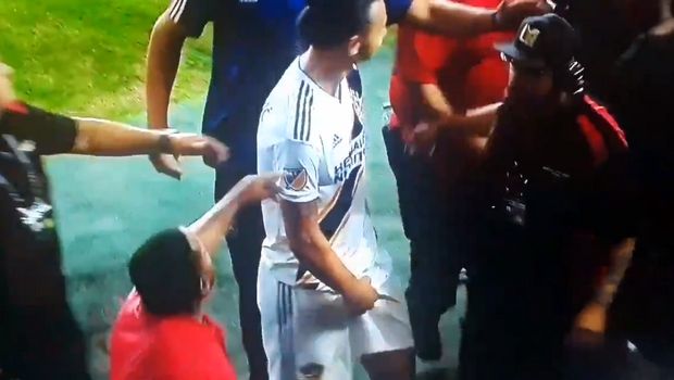 Ο Ιμπραχίμοβιτς έδειξε τα γεννητικά του όργανα σε φιλάθλους