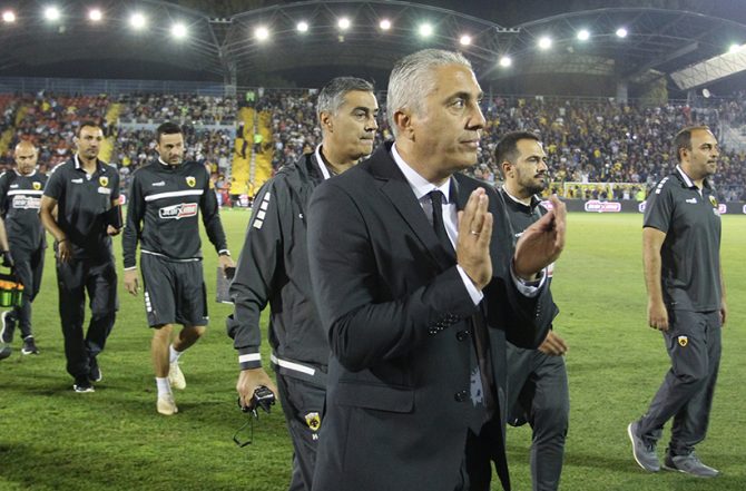 Κωστένογλου: «Ψηλά το κεφάλι, έχουμε ντέρμπι»