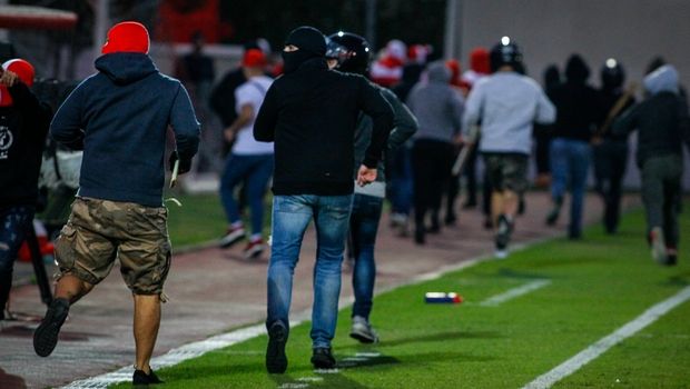 Σύλληψη οπαδού για τα επεισόδια του Ρέντη, εικόνες – σοκ με πολεμοφόδια