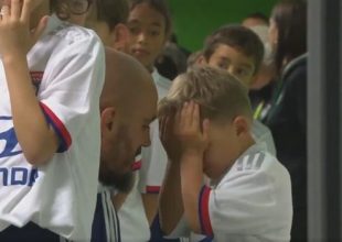 Ο γιος του τερματοφύλακα της Σεντ Ετιέν έκλαιγε επειδή φορούσε φανέλα της Λιόν