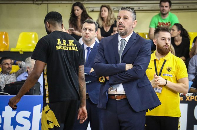 Παπαθεοδώρου: «Όλους τους παίκτες της ΑΕΚ τους υπολογίζω κανονικά, όπως και τον Τολιόπουλο!»