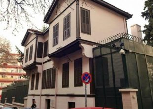 Εισβολή Ρουβίκωνα στο Τουρκικό Προξενείο της Θεσσαλονίκης – Ισχυρές αστυνομικές δυνάμεις (VIDEO)