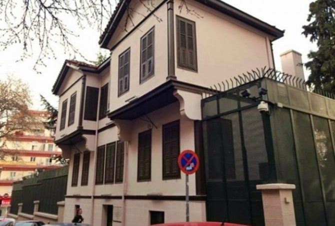 Εισβολή Ρουβίκωνα στο Τουρκικό Προξενείο της Θεσσαλονίκης – Ισχυρές αστυνομικές δυνάμεις (VIDEO)