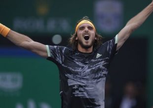 Tσιτσιπάς: «Ακόμα μοιάζει ψέμα ότι κρατάω αυτό το τρόπαιο»