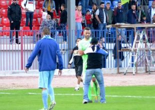 Νίκη Βόλου: Οπαδός μπήκε στο γήπεδο και αφαίρεσε το περιβραχιόνιο του Αποστολίδη