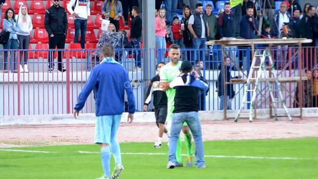 Νίκη Βόλου: Οπαδός μπήκε στο γήπεδο και αφαίρεσε το περιβραχιόνιο του Αποστολίδη