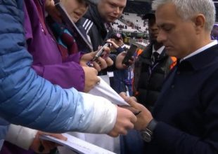 Τότεναμ: Ο Μουρίνιο υπογράφει αυτόγραφα στους φιλάθλους της Γουέστ Χαμ