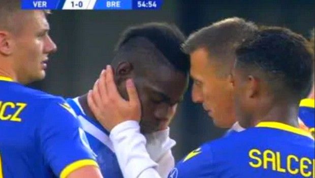 Μπαλοτέλι: Πέταξε τη μπάλα στην εξέδρα των ρατσιστών και πήγε να φύγει από το γήπεδο