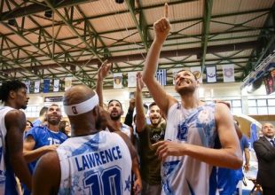 Ιωνικός: Γυμνή φωτογράφιση για την καμπάνια κατά του AIDS