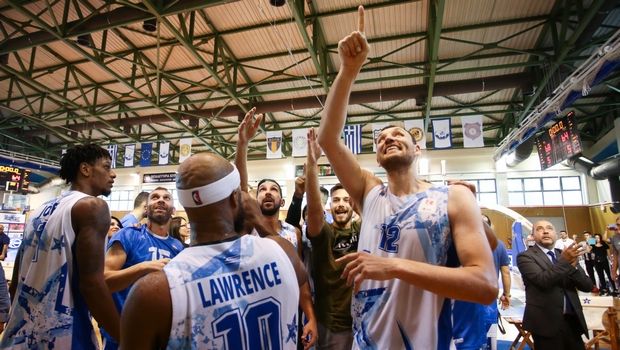 Ιωνικός: Γυμνή φωτογράφιση για την καμπάνια κατά του AIDS
