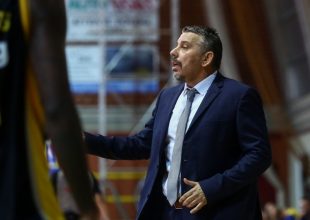 Παπαθεοδώρου: «Η πίεση είναι δεδομένη για την ΑΕΚ»