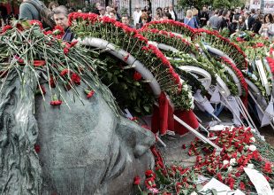 Στεφάνι της ORIGINAL21 στο Πολυτεχνείο (ΦΩΤΟ)