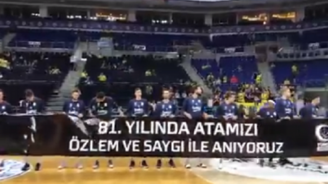 Ο Σλούκας δεν κράτησε πανό για τον Ατατούρκ και οι φίλοι της Φενέρ αντέδρασαν (VIDEO)