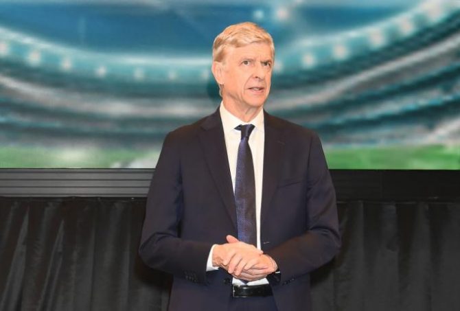 Bενγκέρ: «Οι διαιτητές πρέπει να βλέπουν την οθόνη του VAR»