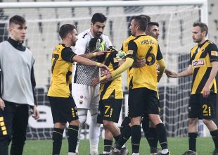 Δέχεται γκολ και μετά… κατάρρευση