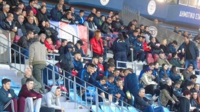 Τρίκαλα-ΟΦΙ: Συστάσεις από τους αστυνομικούς σε οπαδούς για το… τσιγάρο!