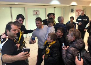 Θερμή υποδοχή και αποθέωση για την ΑΕΚ στην Αλεξανδρούπολη! (ΦΩΤΟ)