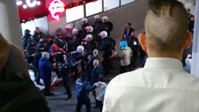 Oλυμπιακός – ΠΑΟΚ: Ξύλο παικτών του ΠΑΟΚ με οπαδούς του Ολυμπιακού
