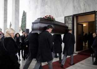 Το τελευταίο «αντίο» στο Θάνο Μικρούτσικο (pics & vid)