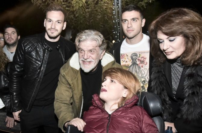 Ιδιαίτερο το άναμμα του Χριστουγεννιάτικου δέντρου στη Νέα Φιλαδέλφεια