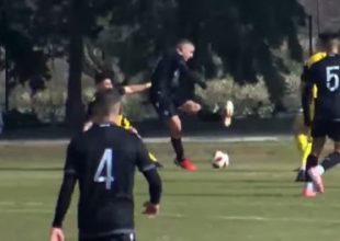 Κλωτσάει… αέρα και δίνει πέναλτι για τον ΠΑΟΚ (VIDEO)