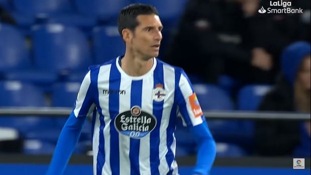 H Ντεπορτίβο άλλαξε τη ρίγα στη φανέλα από οριζόντια σε κάθετη και δεν χάνει ματς!