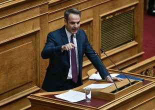 Κορωνοϊός: Κλείνουν οργανωμένες παραλίες και χιονοδρομικά κέντρα