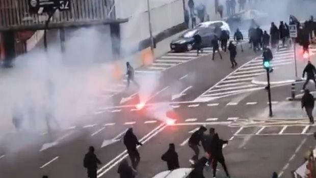 Επεισόδια έξω από το Μεστάγια πριν το Βαλένθια – Μπαρτσελόνα Επεισόδια έξω από το Μεστάγια πριν το Βαλένθια – Μπαρτσελόνα
