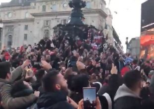 Ολυμπιακός: Φωνές και συνθήματα στο κέντρο του Λονδίνου