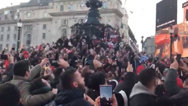 Ολυμπιακός: Φωνές και συνθήματα στο κέντρο του Λονδίνου