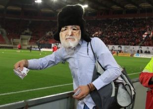 Ολυμπιακός – Ξάνθη: Οπαδός με μάσκα Σαββίδη πέταξε χαρτονομίσματα