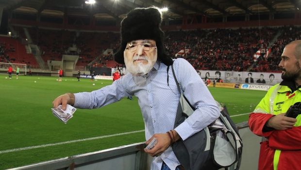 Ολυμπιακός – Ξάνθη: Οπαδός με μάσκα Σαββίδη πέταξε χαρτονομίσματα