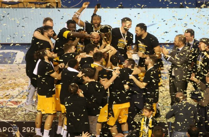 Παίκτες και οπαδοί αγκαλιά με την Κούπα (VID)